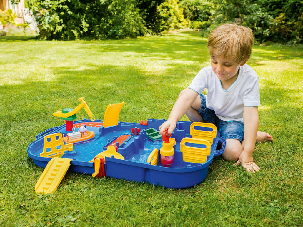 Die AquaPlay Lockbox ist Wasserbahn und Transportbox in einem.