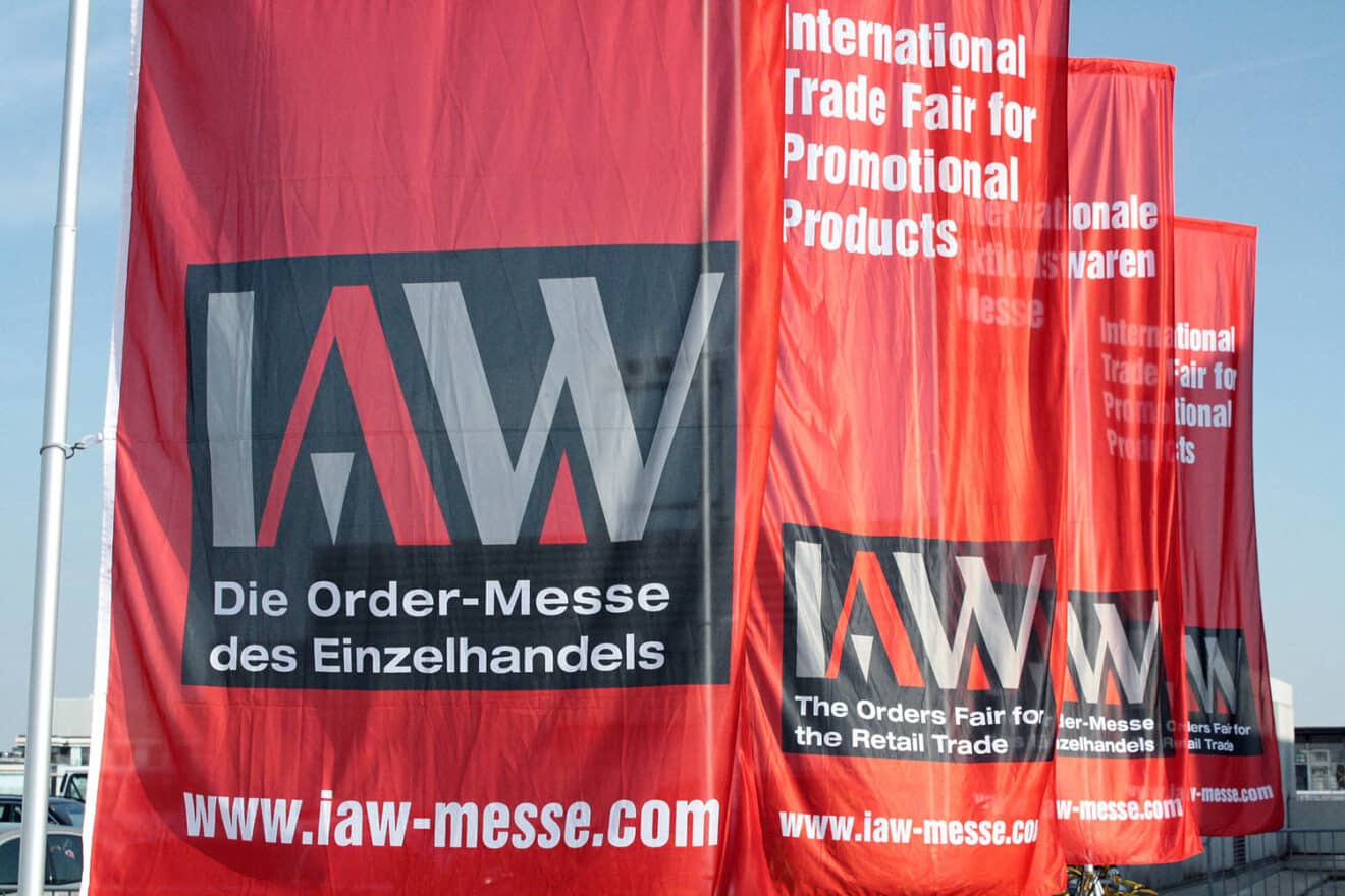 IAW_Fahne-mit-Logo