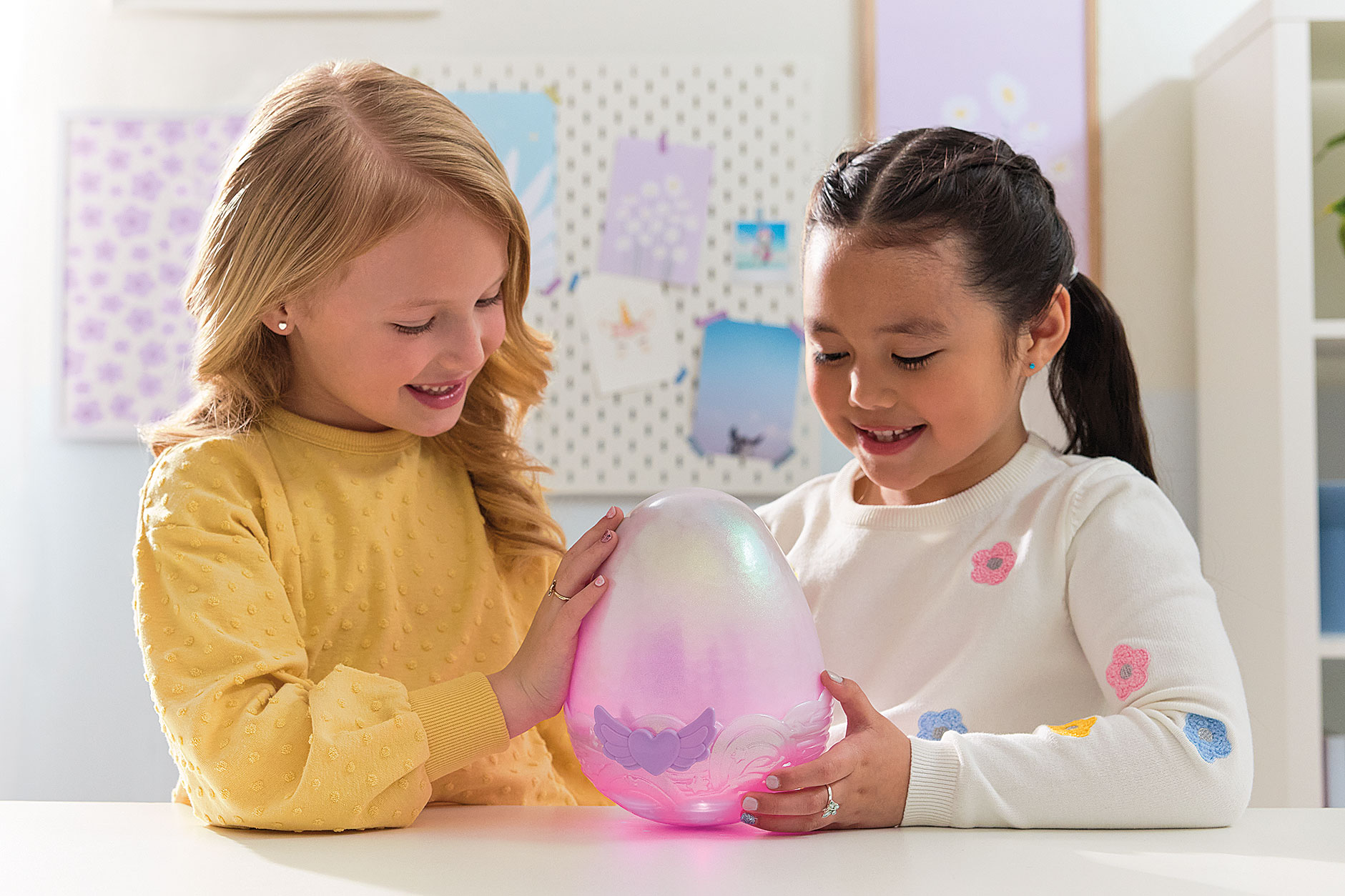 Warten auf das große Ereignis: Kinder ab fünf Jahre fiebern dem großen Moment entgegen, wenn ihr Hatchimal das Licht der Welt erblickt