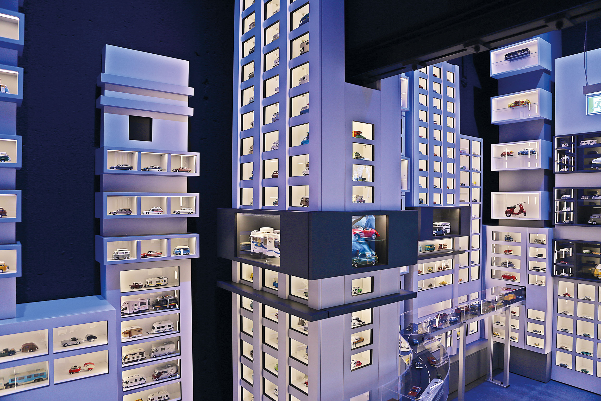 In einer Kulisse, die an die Wolkenkratzer aus Metropolis erinnert, parken ganz verschiedene Modelle in den Fenstern. (Foto: Tomas Liebig, PS.Speicher)